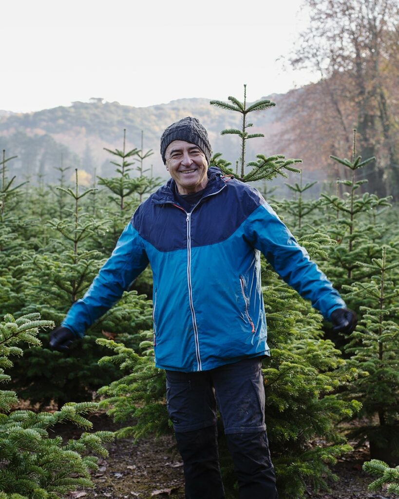 Josep, nuestro agricultor de abetos de Navidad sonriendo mientras explica su historia y lo que le gusta su profesión