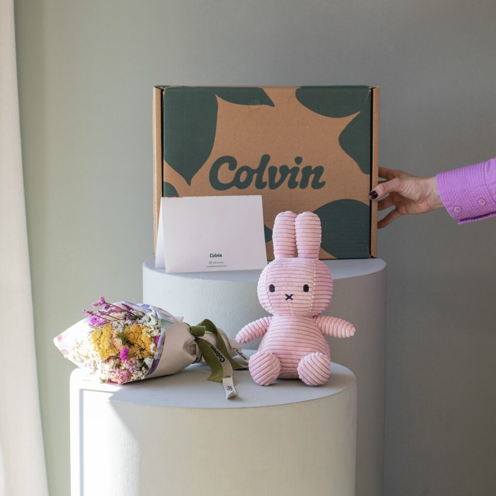 Pack de regalo Colvin con código de descuento. Ramo y peluche Miffy rosa. 