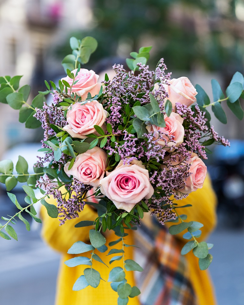 Ramo con rosas de amistad verdadera: un regalo para demostrar