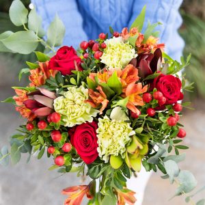 Wonderland_lifestyle (1) 1 Ramo de flores vermelhas, amarelas e laranjas